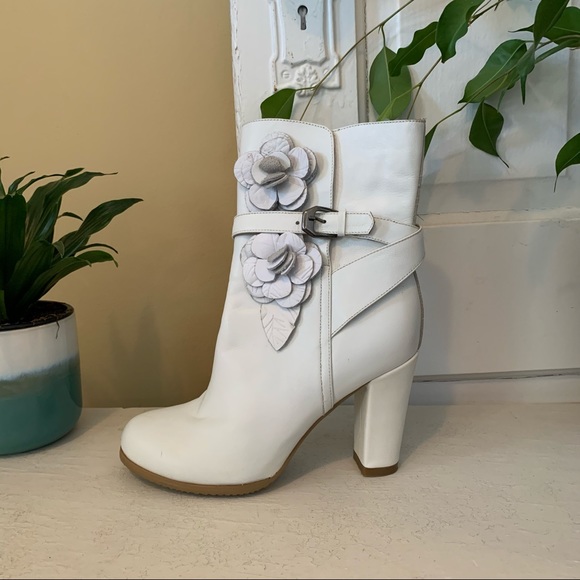 ❌SOLD❌✨HOST PICK 💕Vintage floral embossed ankle booties - Picture 8 of 8